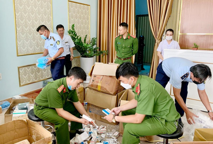 Đoàn kiểm tra lập biên bản, đình chỉ hoạt động Viện thẩm Mỹ 108 Hà Nội - Cơ sở Gia Lai. Ảnh: NN