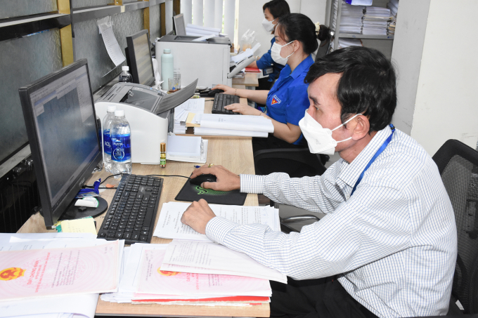 Cán bộ địa chính Chi nhánh Văn phòng ĐKĐĐ huyện Châu Đức xử lý hồ sơ đất cho người dân.