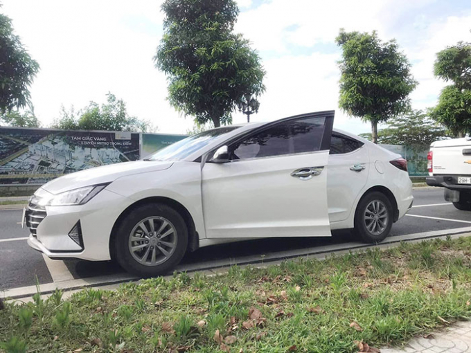 Một chiếc xe đang chờ khách tại khu vực Cầu Giấy.