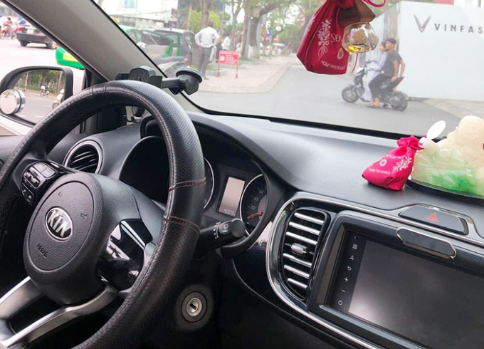 Trước đây chiếc xe này của anh Chung chuyên chạy dịch vụ taxi nhưng khoảng 3 tháng nay anh bắt đầu chuyển sang chạy xe ghép.