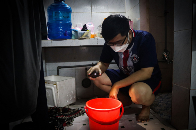 Tìm diệt lăng quăng trong phòng trọ ở KP.6, P.Linh Trung, TP.Thủ Đức, TP.HCM TRẦN DUY KHÁNH