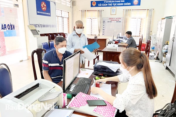 Công chức xã Gia Tân 2 (H.Thống Nhất) tiếp nhận và giải quyết thủ tục hành chính tại bộ phận một cửa của xã. Ảnh: C.Nghĩa