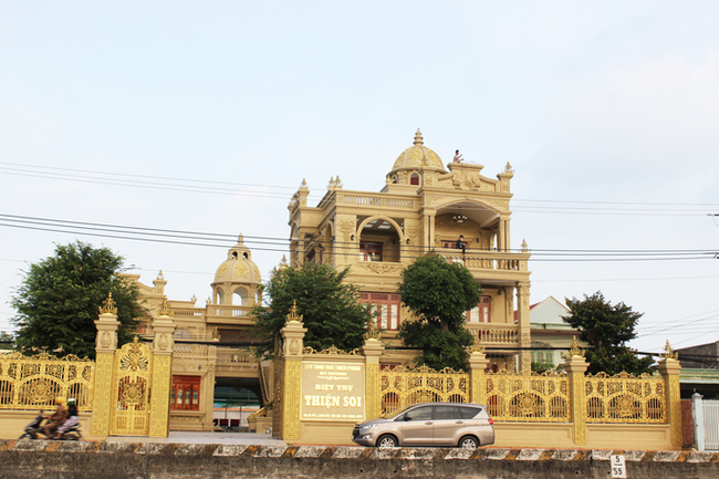 Căn biệt thự dát vàng của đại gia Thiện