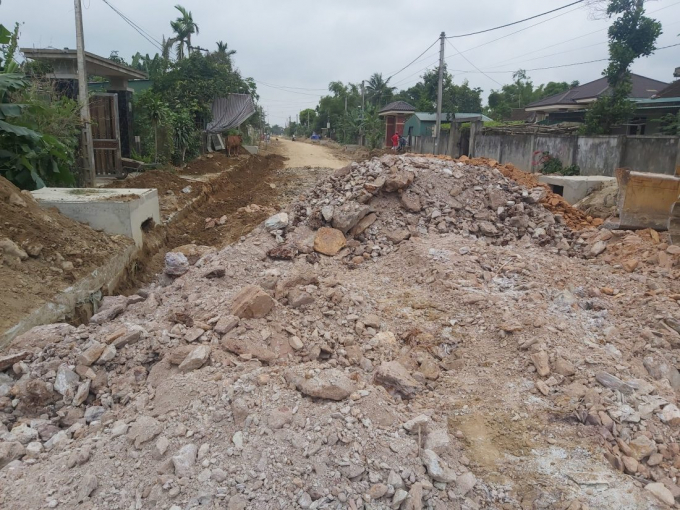 Cùng một tuyến đường nhưng sử dụng nhiều loại đất có màu sắc khác nhau.