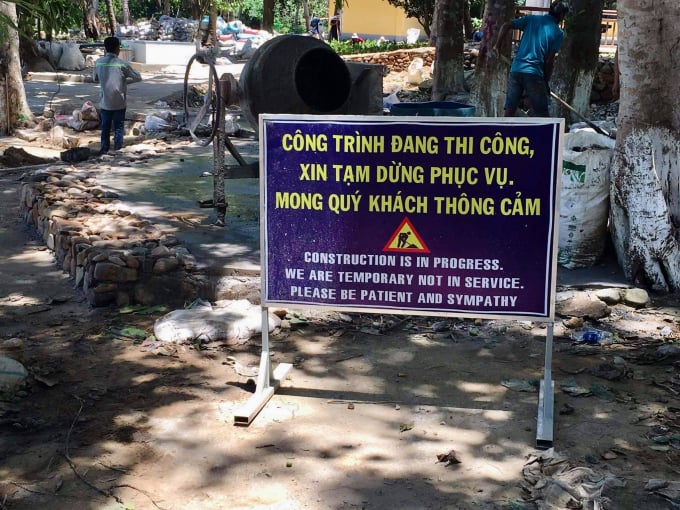 Bảng công trình đang thi công được đặt dọc tuyến đường vào Bãi ông Đụng từ cuối năm 2019 đến đầu năm 2021.