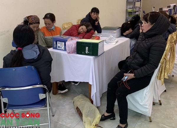 Công nhân mệt mỏi chờ lương tại công ty trong những ngày giáp Tết 2021.