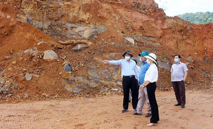 Phó chủ tịch UBND tỉnh Võ Văn Phi kiểm tra thực địa thi công dự án Cấp bách xử lý tạm thời sạt lở tại khu vực ấp Phú Lâm 3, xã Phú Sơn