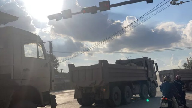 Ðoàn xe ben vượt đèn đỏ tại nút giao Quốc lộ 51 với đường chuyên dụng mỏ đá Tân Cang