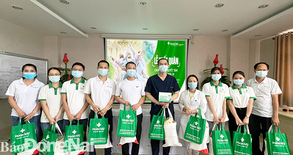 Đội ngũ y, bác sĩ Bệnh viện Quốc tế Hoàn Mỹ Đồng Nai xuất quân làm nhiệm vụ tại Bệnh viện dã chiến số 6 của tỉnh. Ảnh Báo Đồng Nai