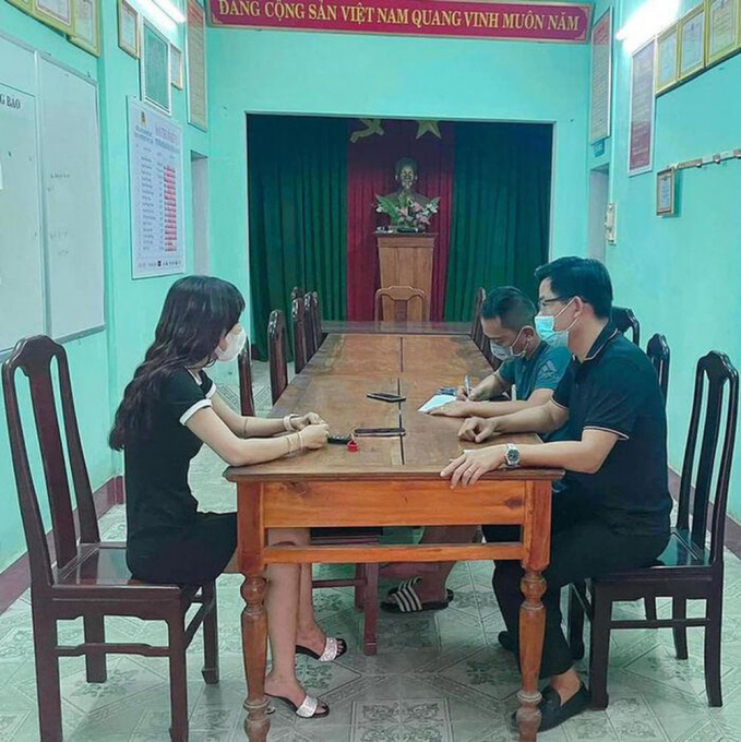 T.T.M.T. làm việc với cơ quan chức năng. Ảnh: Pháp luật và Bạn đọc
