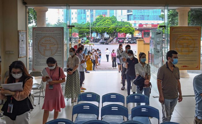 Người Hà Nội xếp hàng xác nhận giấy đi đường chiều 9/8, nhiều cá nhân, doanh nghiệp tới trụ sở UBND các phường tại Hà Nội để xác nhận giấy đi đường theo quy định mới. Thông báo đột xuất nên nhiều người không kịp chuẩn bị.