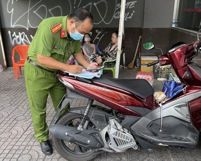 Công an quận 1 đã lập biên bản vi phạm, tạm giữ xe của người phụ nữ. Ảnh: M.SĨ