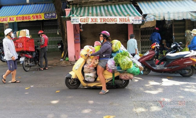 Bà nội trợ mua chất kín cả một xe lương thực sáng 21/8