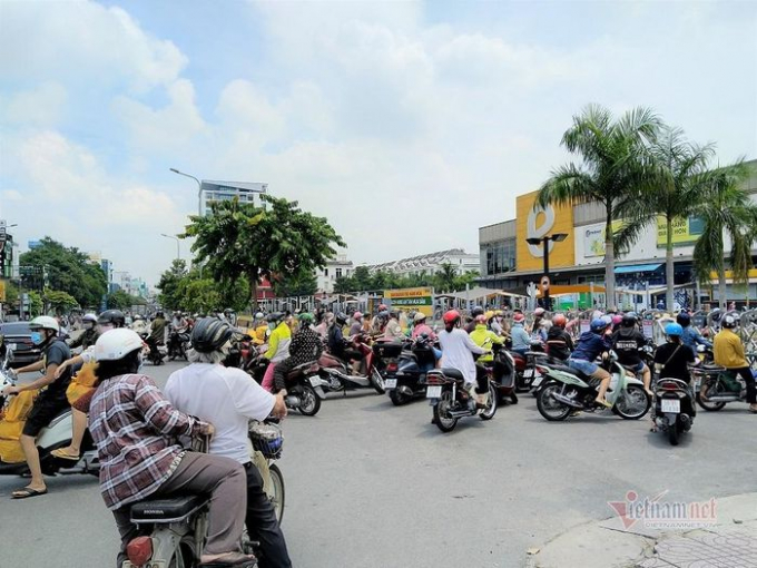 Tình trạng ùn người tại siêu thị Emart (quận Gò Vấp) trưa ngày 14/7