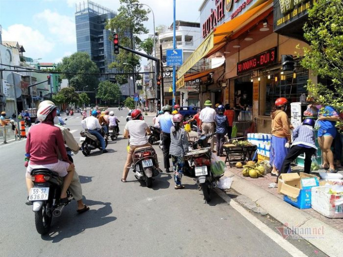 Đứng tràn lòng đường mua chờ mua thực phẩm