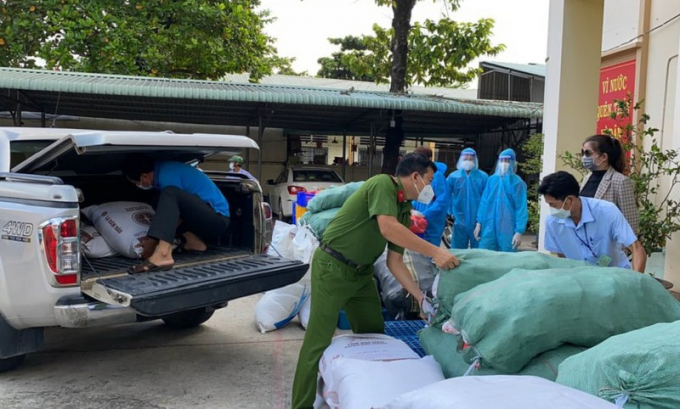 Hơn 4 tấn lương thực, thực phẩm được mạnh thường quân hỗ trợ cùng công an phường Trảng Dài trao phát cho người dân. Ảnh: VH.