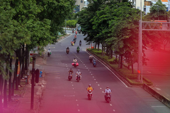 Tính đến ngày 5/9, TP.HCM có khoảng 10.000 shipper nhận đơn hàng. Theo một số tài xế, khó khăn trong việc xét nghiệm vào sáng sớm, nhận giấy xác nhận xét nghiệm cũng như tâm lý lo ngại dịch bệnh, sợ bị phạt dù được trang bị đầy đủ giấy tờ cần thiết đã khiến họ không mặn mà bật app chạy.