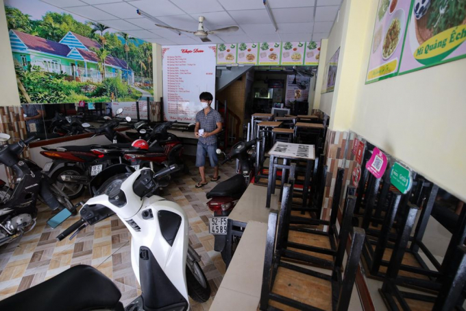 Cửa hàng mì Quảng trên đường Nguyễn Gia Trí (quận Bình Thạnh) đang đợi thông tin từ phường để được mở lại phục vụ người dân. Sáng 9/9, nhân viên sắp xếp lại bàn ghế, dọn dẹp bếp.