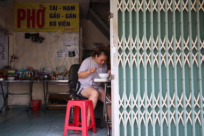 Chưa đăng ký bán hàng qua ứng dụng, chị Tuyết Anh (TP Thủ Đức) không thể bán hàng mang đi. Thêm vào đó, chợ Thảo Điền đang đóng cửa, chị không có nguyên liệu để nấu.