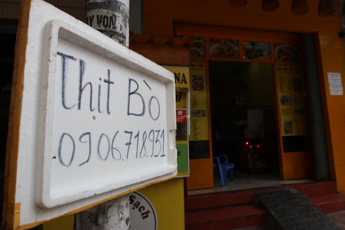 Khảo sát trên các ứng dụng giao hàng, phóng viên Zing tìm đến một cửa hàng bún bò đăng ký bán mang về sáng nay. Tuy nhiên, khi đến nơi ông chủ cho biết chỉ bán thịt bò, không bán bún do không đủ nhân viên làm việc.