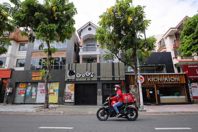 Con đường ẩm thực nổi tiếng Phan Xích Long (quận Phú Nhuận) với nhiều chuỗi cửa hàng lớn như Highlands Coffee, Phúc Long, Kichi-Kichi,... chưa mở cửa sáng 9/9.