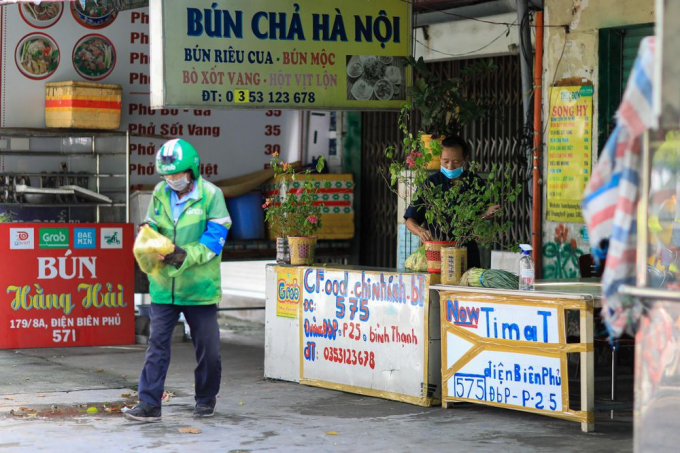 Chủ quán bún chả Song Hỷ trên đường Điện Biên Phủ (quận Bình Thạnh) chưa nắm được thông tin được bán hàng mang đi.