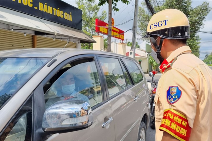 Lực lượng CA sau đó đã lập biên bản xử phạt ông Chính 2 triệu đồng về hành vi ra đường không có lý do chính đáng. Ảnh: Minh Châu/Lao Động
