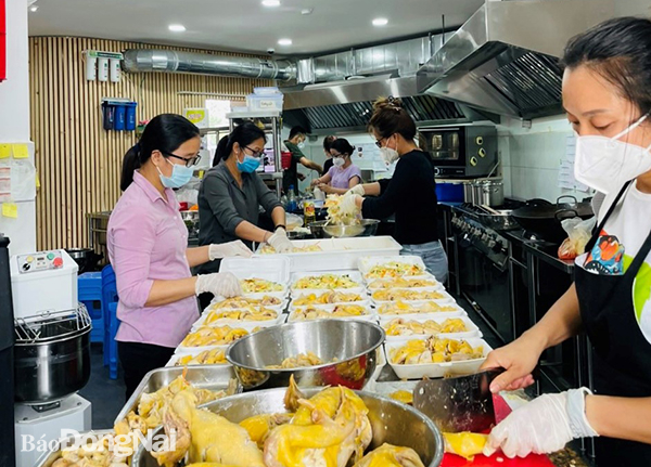 Thành viên của nhóm Yêu thương là sẻ chia chuẩn bị các suất ăn để tặng cho y, bác sĩ các Bệnh viện dã chiến