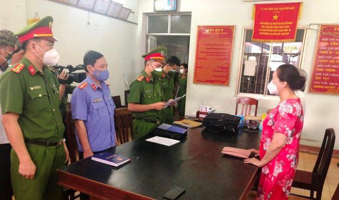 Bà Ngô Thị Điều (phải) bị bắt tạm giam về tội Trốn thuế. Ảnh: Công an cung cấp.
