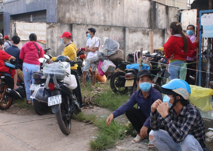 Tại chốt Đại Nam thuộc thị xã Bến Cát, rất nhiều người dân tụ tập xin được qua chốt để về các tỉnh miền Tây.