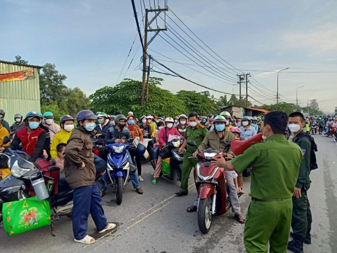 Những người dân ra đường để về quê được lực lượng chức năng hướng dẫn giữ trật tự để được hỗ trợ về quê an toàn.