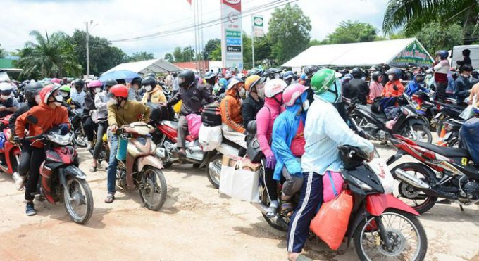 Khoảng 2.000 người tập trung tại Trạm CSGT Hàm Tân