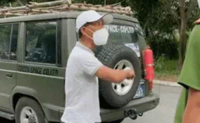Người đàn ông cự cãi ở chốt kiểm dịch, lao xe đi thẳng qua mặt CSGT: