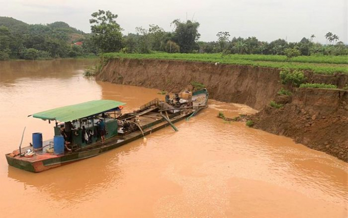 Bắt quả tang thuyền sắt do đối tượng Uông Ngọc Hợi dùng để hút cát trên sông Đồng Nai.
