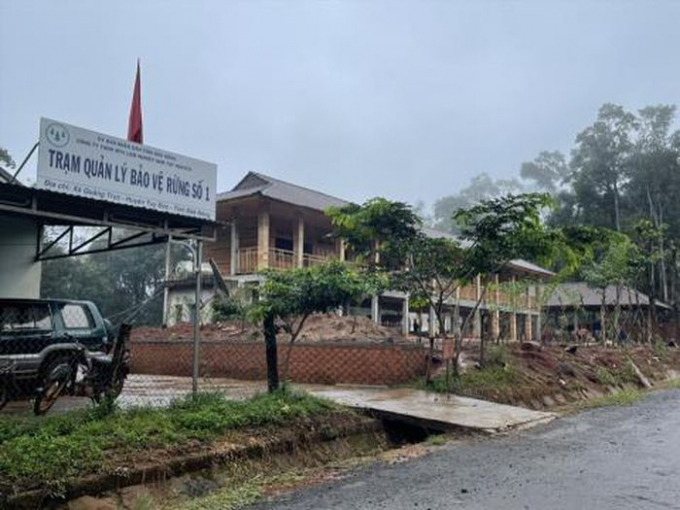 Căn nhà gỗ nhìn từ bên ngoài trạm quản lý bảo vệ rừng số 1. Ảnh: Lao động