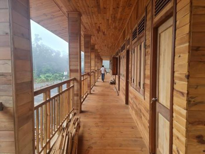 Một góc căn nhà được ốp toàn gỗ. Ảnh: Lao động