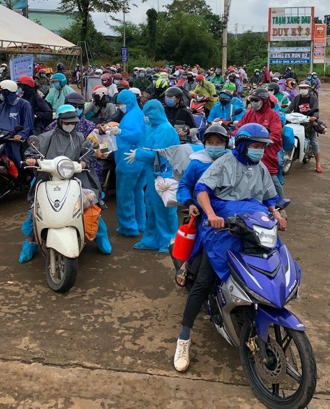 Đi ngang qua huyện Bù Đăng, dòng người đi xe máy nô nức đến chốt kiểm soát dịch Cai Chanh, xã Đắk Ru, (H.Đắk R’lấp, Đắk Nông) để tìm đường về quê trốn dịch
