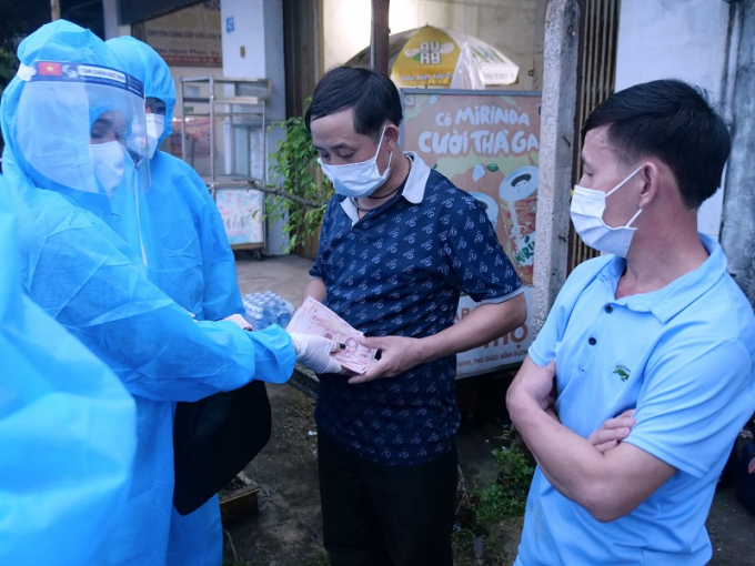 Anh Khứa A Khua - dân tộc H’Mông (quê ở Yên Bái) rất cảm động khi được bà Nguyễn Thị Bông - Chủ nhiệm CLB Sen Hồng trao 2 triệu đồng để giúp anh về quê