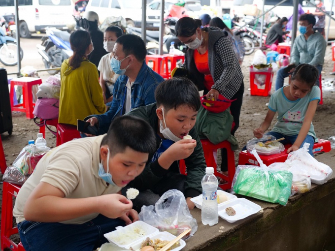 Người dân ấm lòng sau khi nhận các suất ăn miễn phí từ Tỉnh Đoàn và CLB Sen Hồng tại “nhà chờ” ở chốt phòng chống dịch số 2 (H.Đồng Phú)