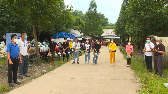 Bí thư Tỉnh Đoàn Trần Quốc Duy (bìa trái) và anh Nguyễn Phước Tân - Chủ nhiệm CLB xe bán tải Bình Phước (thứ 2, trái sang) “tiếp lửa” cho người Bình Phước về quê “trốn dịch” tại chốt kiểm dịch (Quốc lộ 13 - H.Chơn Thành)