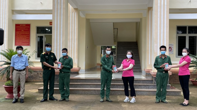 Anh Nguyễn Xuân Hạ, Phó Ban Tuyên giáo - Thanh thiếu nhi trường học Tỉnh Đoàn (bìa trái) cùng CLB Sen Hồng trao điện thoại di động cho các chiến sĩ thuộc Đại đội Bộ binh 10 để gửi về hỗ trợ con, em của các chiến sĩ học trực tuyến