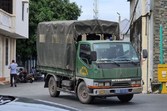 Ô tô công an rời khu vực vào cảng Hà Lộc. Ảnh: Nam Việt