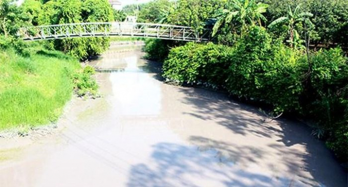 Nước dòng sông Buông với màu đục và đặc quánh. (Nguồn: Báo Đồng Nai)