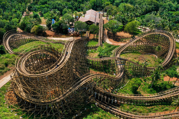 Tàu lượn bằng gỗ ở Sun World Hon Thom Nature Park