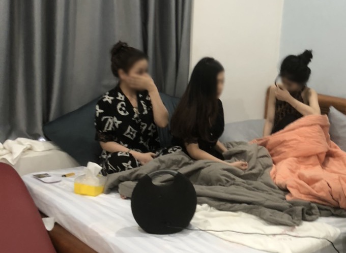 3 cô gái bị bắt quả tang tại khách sạn VĂN TIẾN