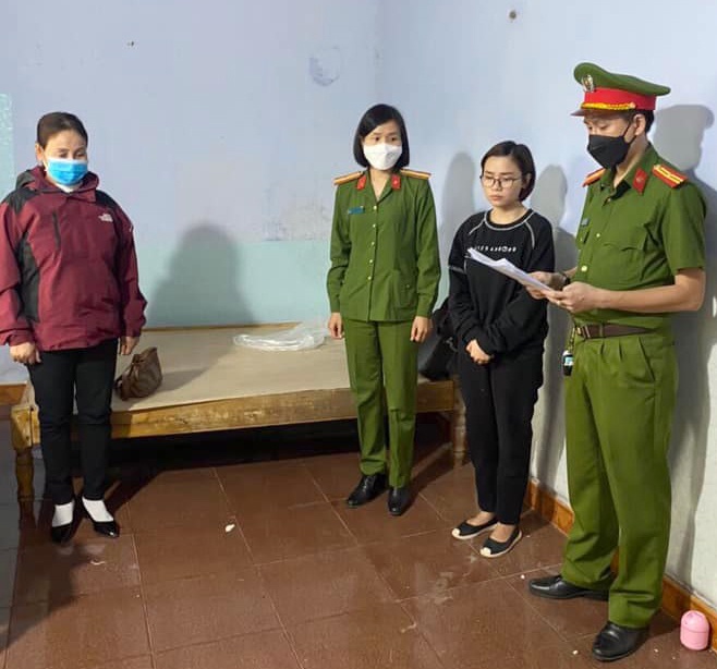 Phan Thị Tình (thứ hai từ phải sang) khi nghe đọc lện h bắt vì thuê người làm sổ đỏ giả để giao dịch THANH LỘC