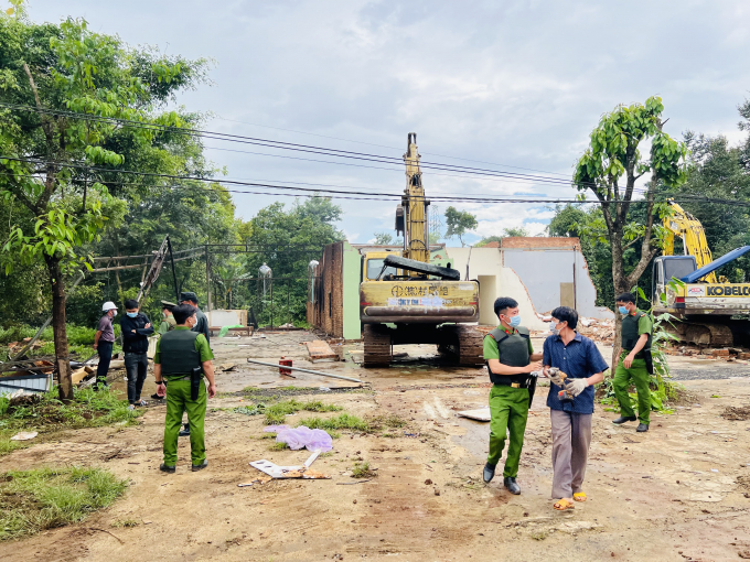 Khu nhà dân gần nhà xe Tiến Oanh đã tự tháo dỡ trước đó.