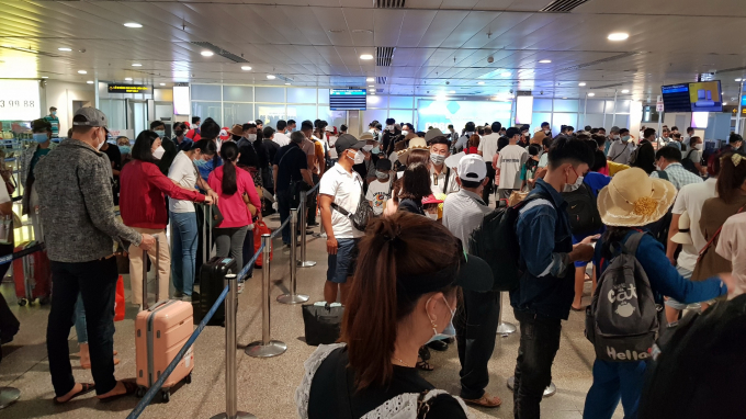 Cảnh ùn tắc tại sân bay Tân Sơn Nhất diễn ra thường xuyên, không chỉ trong mùa cao điểm du lịch ĐÀO NGỌC THẠCH