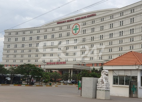 Bệnh viện Đại học Y dược Shing Mark tọa lạc trên hơn 87.000m2 đất tại vị trí mặt tiền quốc lộ 51, với kết cấu 9 tầng, 1.500 giường, đa khoa khám chữa bệnh, được xây dựng trên cơ sở góp vốn của 3 nhà đầu tư lớn là Tổng Công ty Tín Nghĩa, công ty Radiant City Limited và công ty TNHH Shing Mark Vina