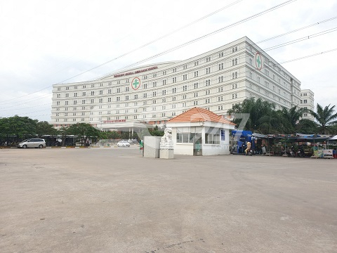 Bệnh viện Đại học Y dược Shing Mark được xây dựng trên khu đất trước đây do Nhà nước cho công ty Tín Nghĩa thuê trả tiền thuê đất hàng năm để thực hiện dự án mở rộng điểm thông quan ngoài khu vực cửa khẩu IDC Biên Hòa